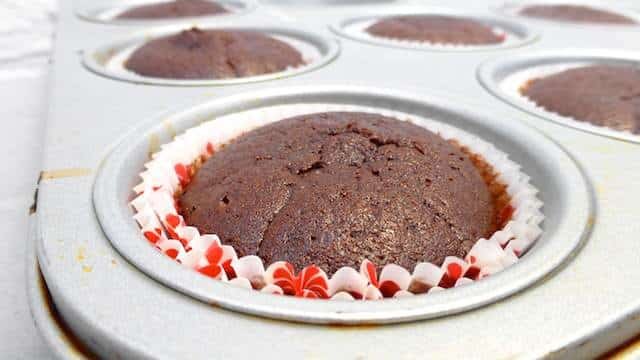My sweet and fluffy chocolate Guinness cupcakes: quick and easy cupcakes with a creamy cocoa frosting on top! What a decadent treat...