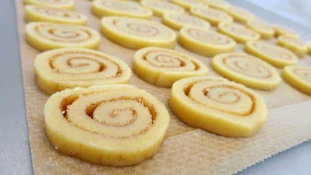 This sweet treat is really easy to make! Sugary cinnamon swirl cookies, a great bite for your afternoon cup of coffee or tea...