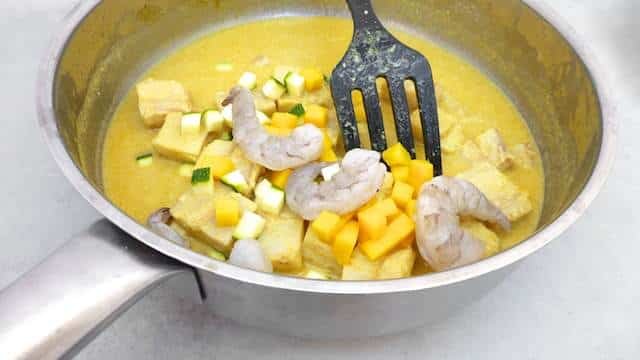 Here's a spicy creamy Thai yellow fish curry recipe with fresh prawns, sweet diced mango and crunchy zucchini... Delicious!