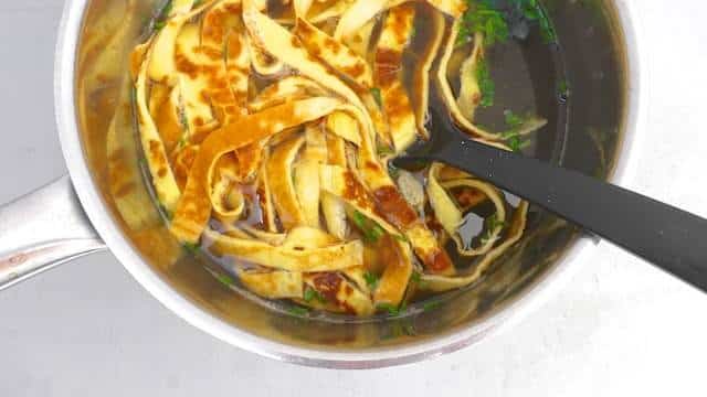 German Frittatensuppe: a salty broth soup containing homemade hearty crepes and fresh chives... A powerful and filling soup for snowy winter days!