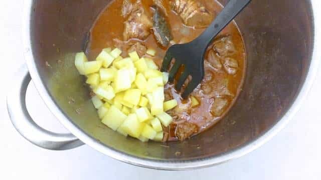 You love a good stew but it’s too hot outside for heavy food? This ginger beef stew might be the solution to your dinner dilemma!