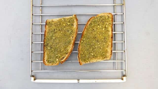 My crunchy grilled goat cheese and prosciutto toast with green pesto and red onion... Let’s call this lunch recipe a winner then!