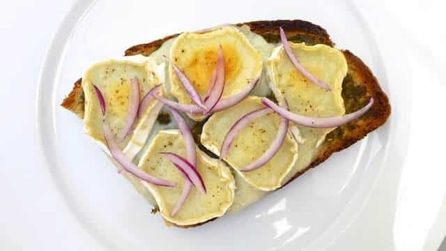 My crunchy grilled goat cheese and prosciutto toast with green pesto and red onion... Let’s call this lunch recipe a winner then!