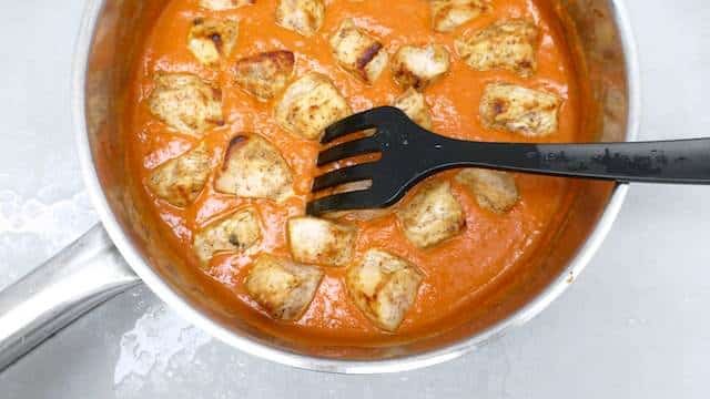 Indian butter chicken recipe, an easy Indian recipe for chicken in a creamy tomato sauce. Serve with chapati bread, naan bread or boiled basmati rice...