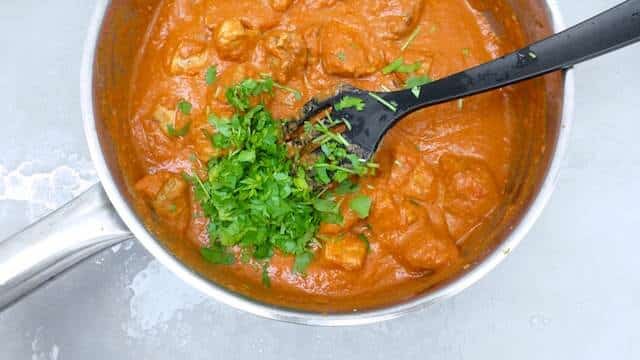 Indian butter chicken recipe, an easy Indian recipe for chicken in a creamy tomato sauce. Serve with chapati bread, naan bread or boiled basmati rice...