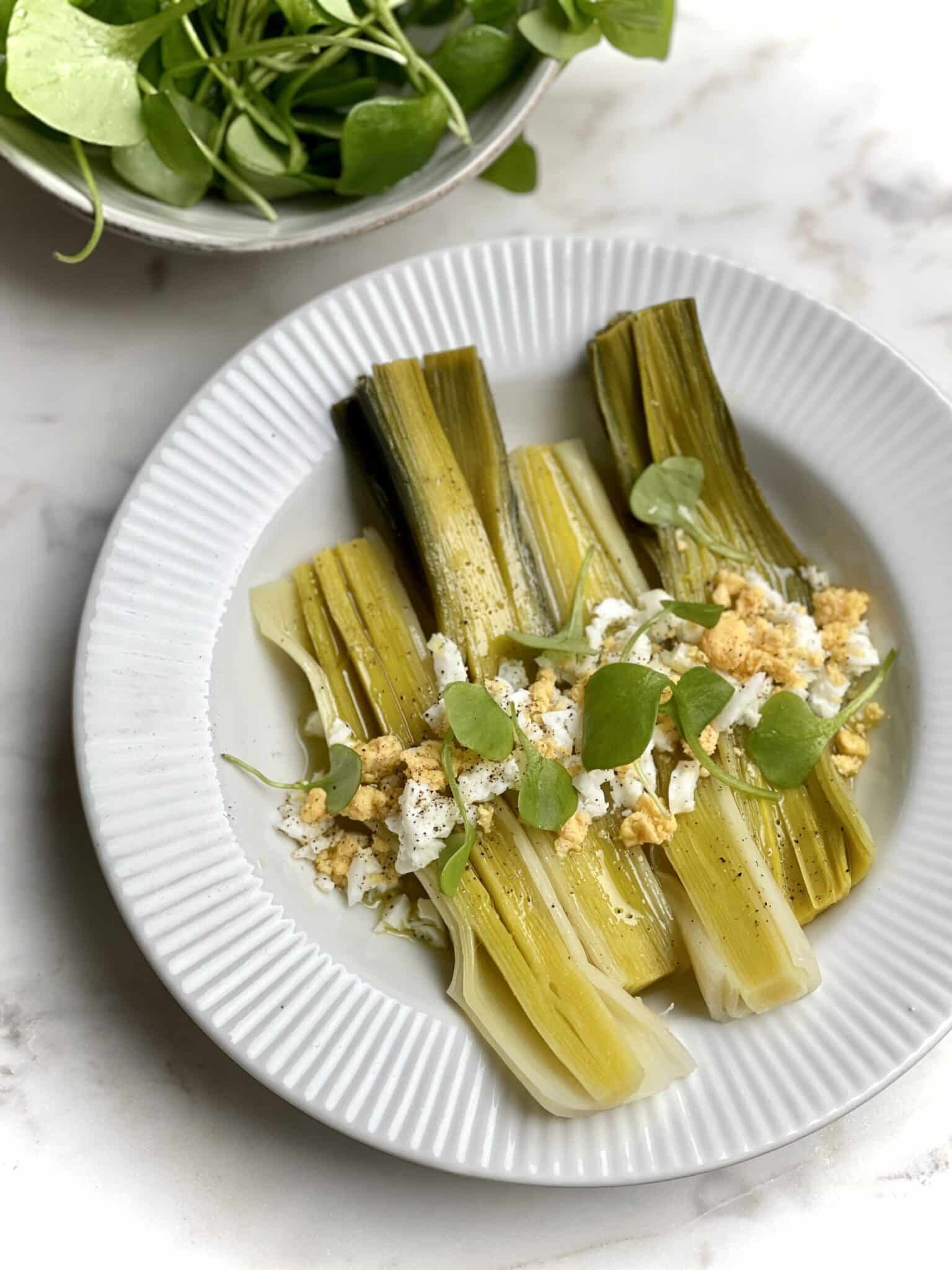 Leeks with vinaigrette: another example of simple French cuisine. Super soft steamed leeks in a tangy vinaigrette... Classic poireaux vinaigrette!