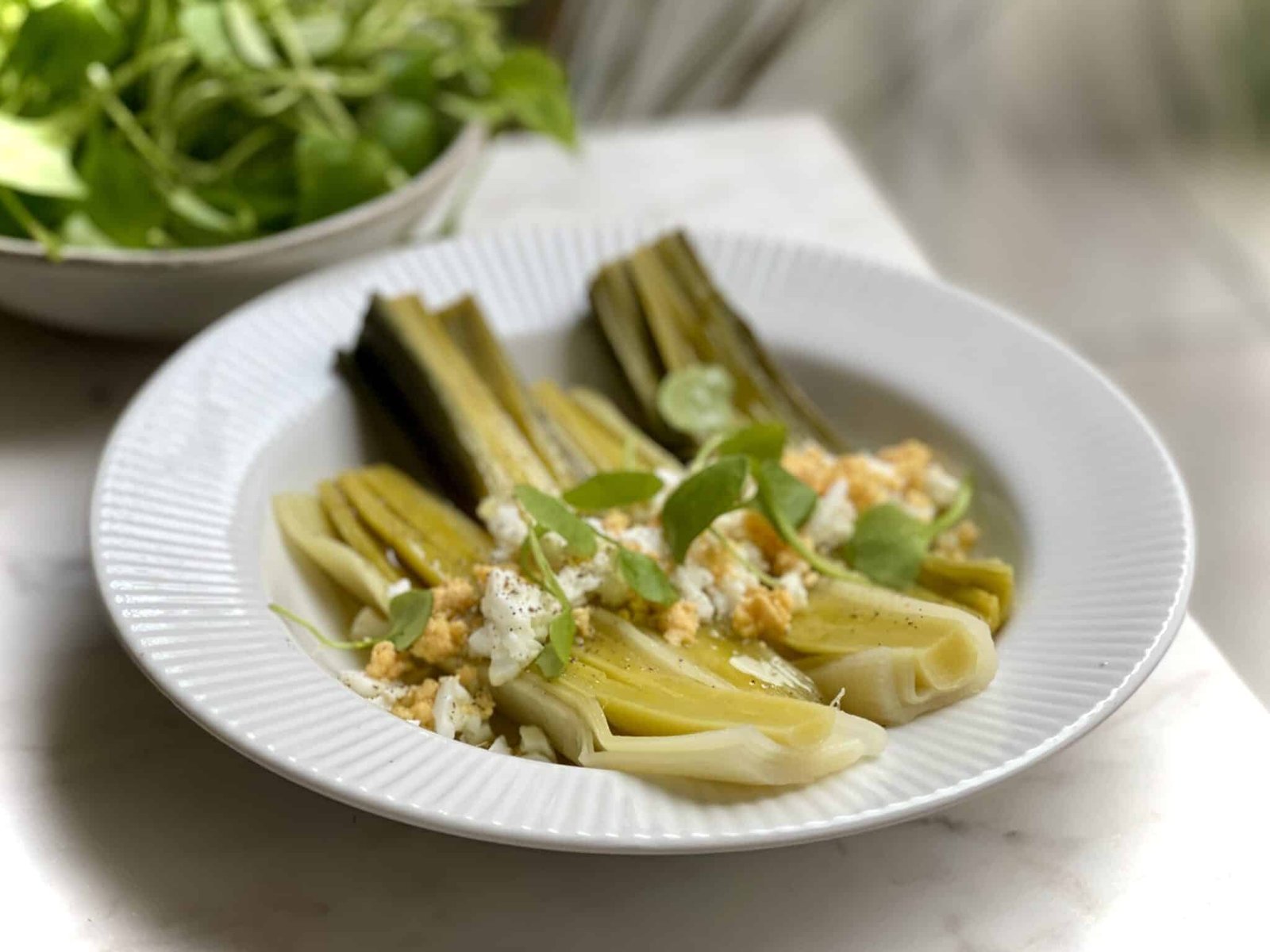 Leeks with vinaigrette: another example of simple French cuisine. Super soft steamed leeks in a tangy vinaigrette... Classic poireaux vinaigrette!