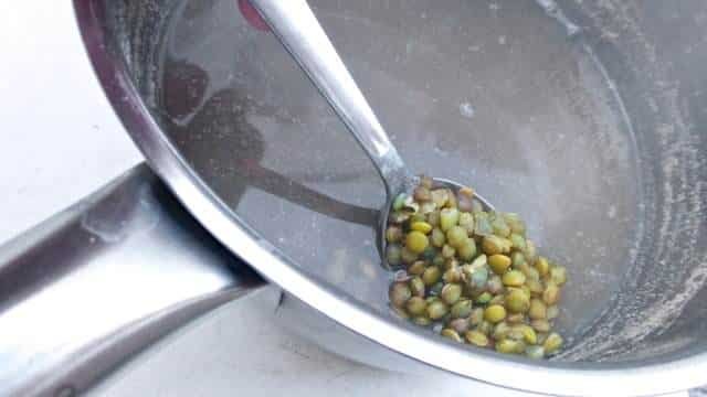 I prepare these lentil fritters very often: they are so easy to make and such a delicious vegetarian finger food and appetizer!