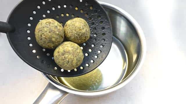 I prepare these lentil fritters very often: they are so easy to make and such a delicious vegetarian finger food and appetizer!