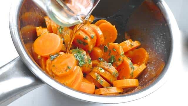Easy Moroccan Pastilla Recipe with Chicken A recipe straight from Marrakech: my Moroccan carrot salad! The cumin and cilantro here give this salad that typical Moroccan touch.