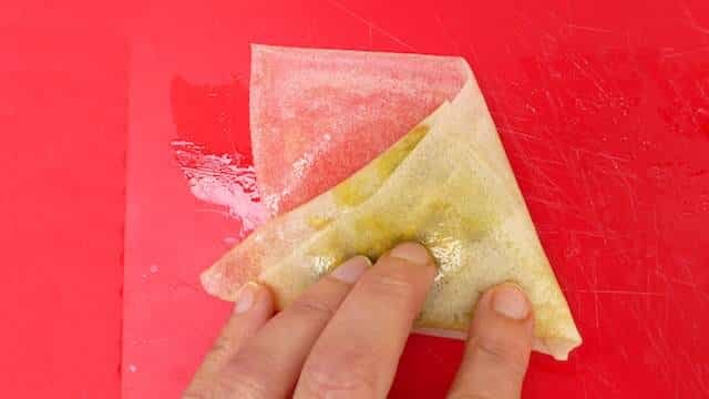 I just love this crisp Moroccan pastilla recipe: crunchy baked pastry triangles filled with juicy chicken and Eastern spices...