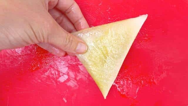 I just love this crisp Moroccan pastilla recipe: crunchy baked pastry triangles filled with juicy chicken and Eastern spices...