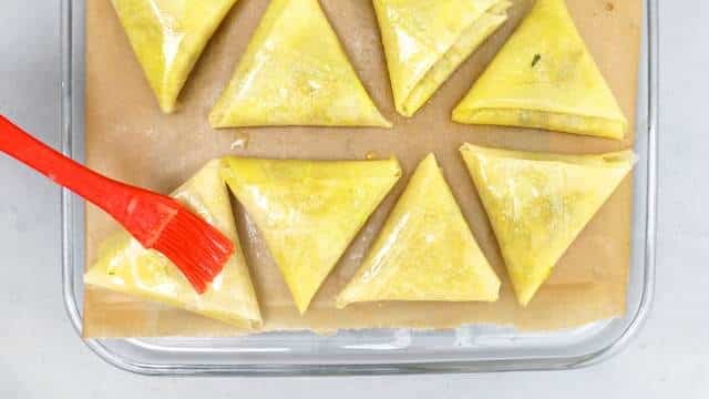 I just love this crisp Moroccan pastilla recipe: crunchy baked pastry triangles filled with juicy chicken and Eastern spices...