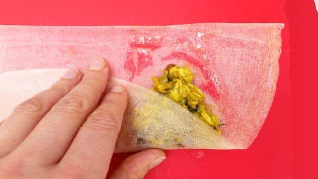 I just love this crisp Moroccan pastilla recipe: crunchy baked pastry triangles filled with juicy chicken and Eastern spices...