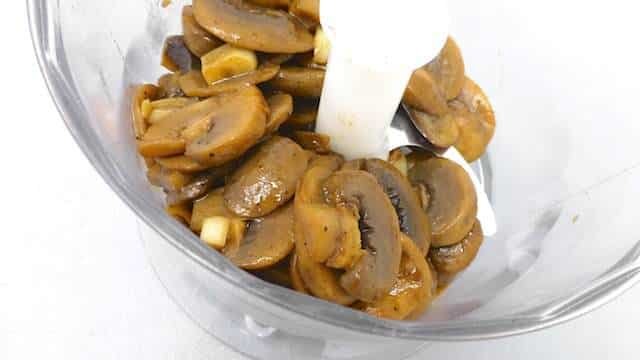 My mushroom dip: a creamy dip with sour cream and Guinness... A delicious mushroom and beer tapenade to serve as a surprising appetizer dip!