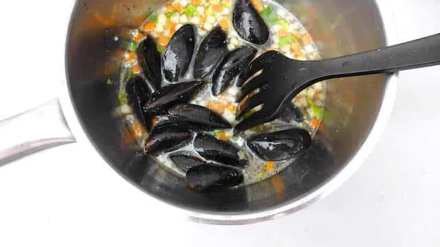 Creamy mussels with blue cheese and Belgian beer... A powerful appetizer to start dinner. What a heavenly flavor combination!!