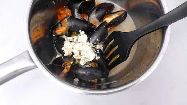 Creamy mussels with blue cheese and Belgian beer... A powerful appetizer to start dinner. What a heavenly flavor combination!!