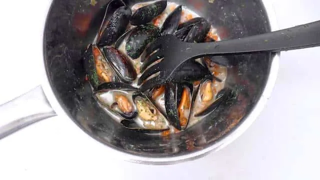 Creamy mussels with blue cheese and Belgian beer... A powerful appetizer to start dinner. What a heavenly flavor combination!!
