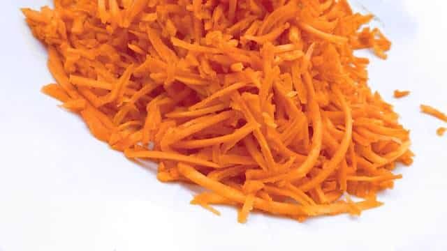 A bowlful of hot buttery braised mustard carrots! Serve these carrots warm as a spicy side dish or cold as a tasty lunch salad...