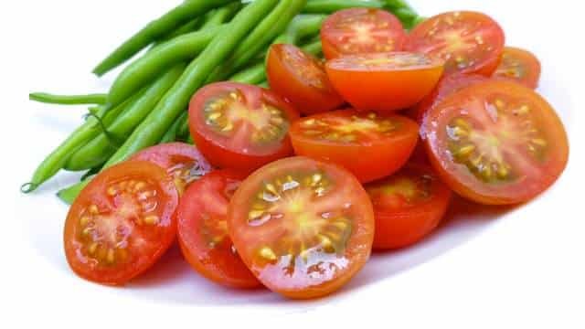 My classic nicoise salad recipe: this is a colorful French tuna salad with fersh tomatoes, green beans, olives and anchovies!