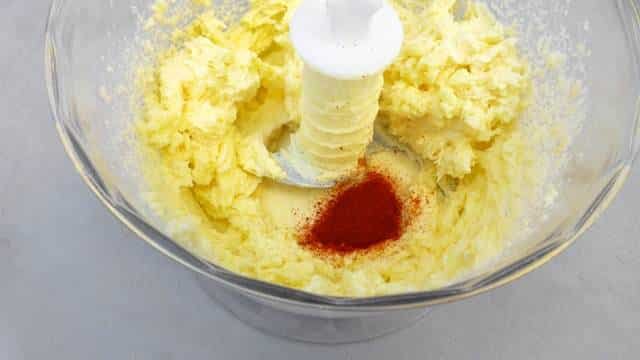 Do you know Obazda? It's a super creamy cheese dip from Bavaria (Germany) with camembert, butter and freshly chopped spring onions.