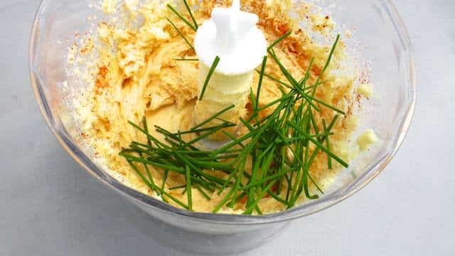 Do you know Obazda? It's a super creamy cheese dip from Bavaria (Germany) with camembert, butter and freshly chopped spring onions.