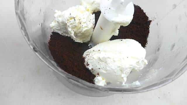 My popular iced Oreo cheesecake with mascarpone... So easy to make! Oreo crazy guests over for dinner? This Oreo dessert will make you a hero!