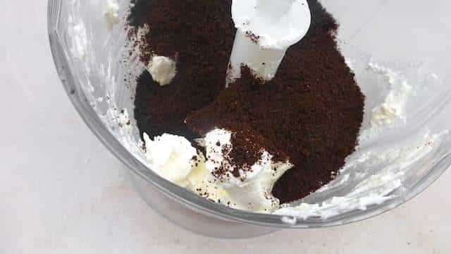 My popular iced Oreo cheesecake with mascarpone... So easy to make! Oreo crazy guests over for dinner? This Oreo dessert will make you a hero!