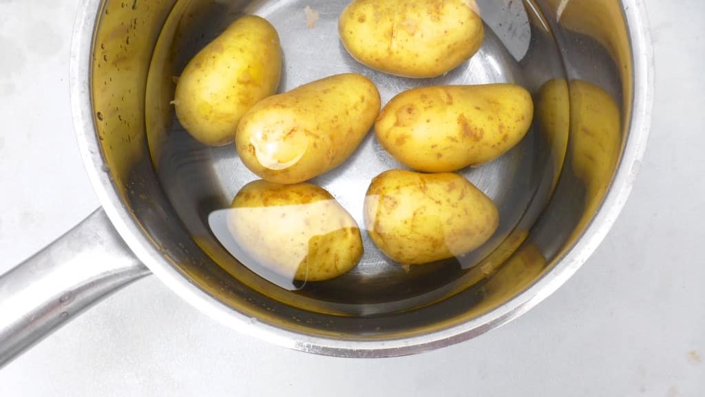 Hasselback potatoes, what a surprising and cute looking potato side dish! Apparently hasselback potatoes are a Swedish specialty.
