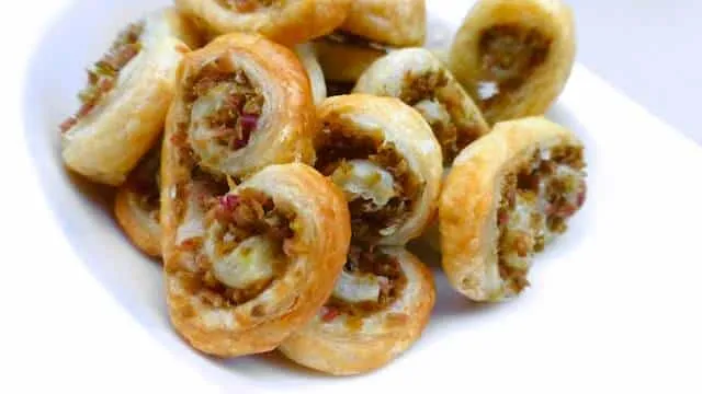 Let's start our week with a cute little green olive and puff pastry appetizer... This olive palmier recipe is very easy to make!