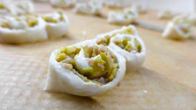 Let's start our week with a cute little green olive and puff pastry appetizer... This olive palmier recipe is very easy to make!