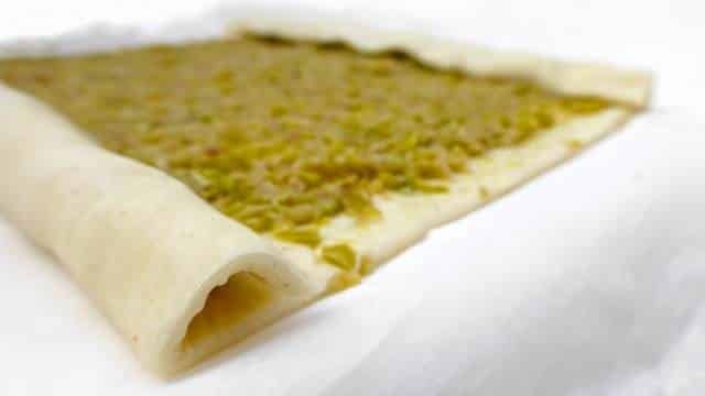 Let's start our week with a cute little green olive and puff pastry appetizer... This olive palmier recipe is very easy to make!