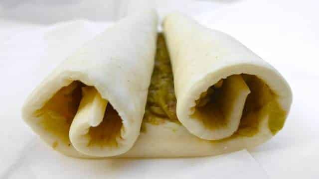 Let's start our week with a cute little green olive and puff pastry appetizer... This olive palmier recipe is very easy to make!