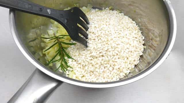 The flavors in this parsnip risotto recipe are dope: fresh rosemary, creamy mascarpone, salted bacon and that earthy sweetness of the parsnip.