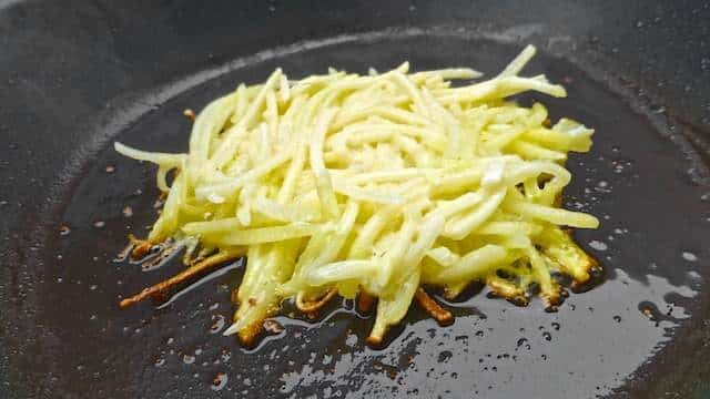 My crunchy potato pancake recipe: learn how to make easy potato rösti! What a creative alternative for boiled or baked potatoes!