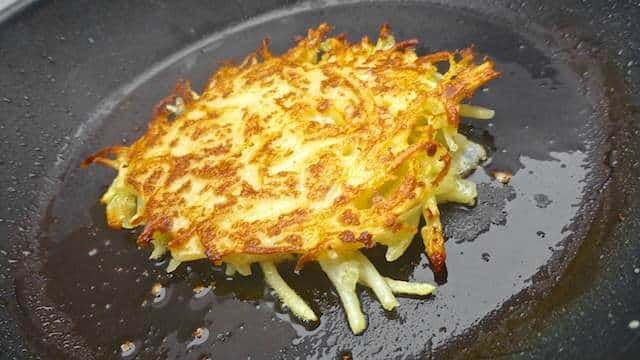 My crunchy potato pancake recipe: learn how to make easy potato rösti! What a creative alternative for boiled or baked potatoes!