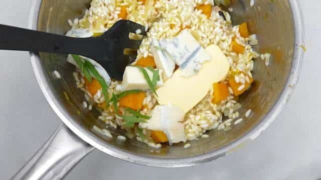 Pumpkin risotto with gorgonzola, sage, walnuts and cloves. Sure you can't say no to that! Sounds like one hell of a hearty autumn risotto recipe to me.