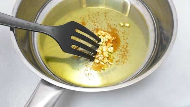 Classic puttanesca recipe, a piece of Italian sun on your plate! Puttanesca consists of some great flavors: tomatoes, capers and olives.