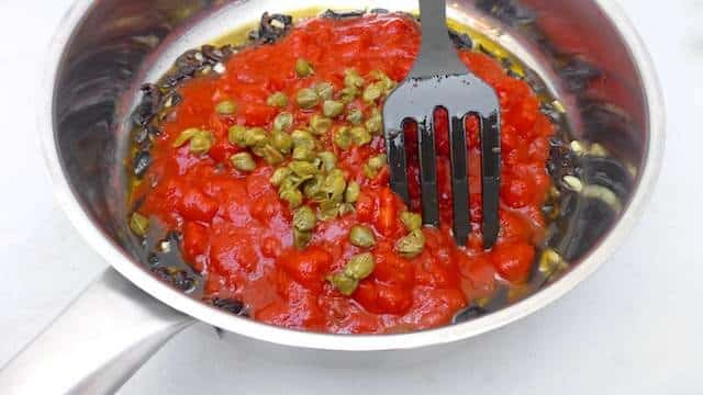 Classic puttanesca recipe, a piece of Italian sun on your plate! Puttanesca consists of some great flavors: tomatoes, capers and olives.