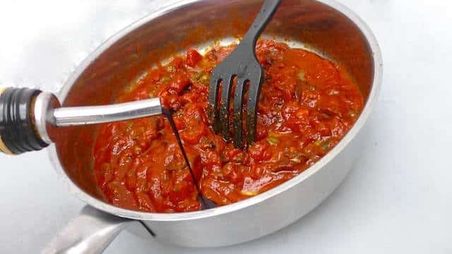 Classic puttanesca recipe, a piece of Italian sun on your plate! Puttanesca consists of some great flavors: tomatoes, capers and olives.