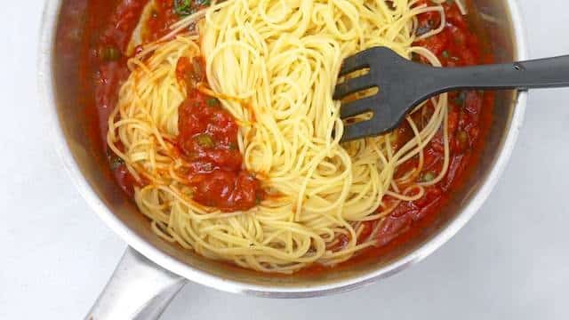 Classic puttanesca recipe, a piece of Italian sun on your plate! Puttanesca consists of some great flavors: tomatoes, capers and olives.
