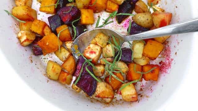 Easy Roasted Root Vegetables Recipe Roasted root vegetables: beetroot, parsnip, pumpkin, potatoes and garlic... what a colorful vegetable medley and a great side dish!