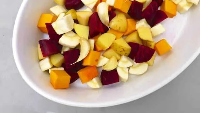 Easy Roasted Root Vegetables Recipe Roasted root vegetables: beetroot, parsnip, pumpkin, potatoes and garlic... what a colorful vegetable medley and a great side dish!