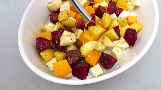 Easy Roasted Root Vegetables Recipe Roasted root vegetables: beetroot, parsnip, pumpkin, potatoes and garlic... what a colorful vegetable medley and a great side dish!