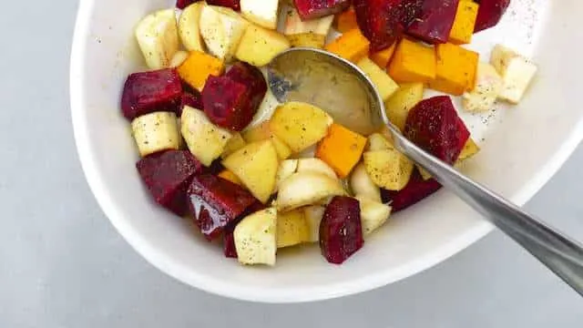 Easy Roasted Root Vegetables Recipe Roasted root vegetables: beetroot, parsnip, pumpkin, potatoes and garlic... what a colorful vegetable medley and a great side dish!