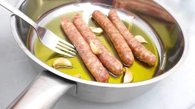 Delicious roasted sausage with soft garlic cloves and red wine... Served over buttery mashed potatoes or creamy polenta: flavor bomb!
