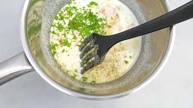 My easy smoked salmon pasta salad: with smoked salmon, cream cheese, green peas and fresh mint! A great pasta summer salad!