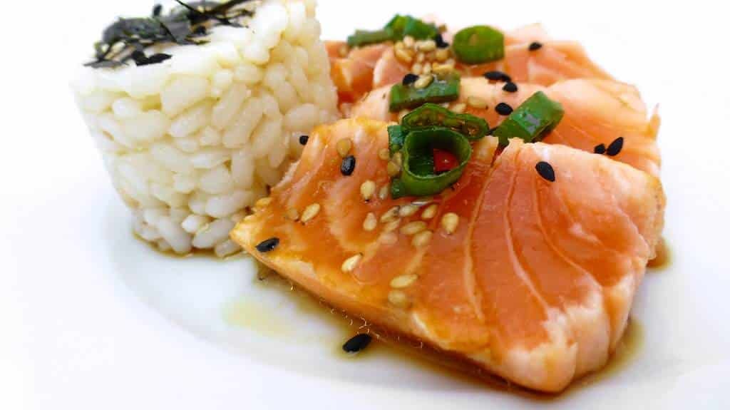 Super easy salmon tataki: a Japanese carpaccio of quickly seared salmon served chilled with a fresh sesame dressing! What a fantastic appetite booster!