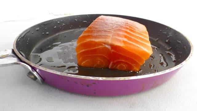 Super easy salmon tataki: a Japanese carpaccio of quickly seared salmon served chilled with a fresh sesame dressing! What a fantastic appetite booster!