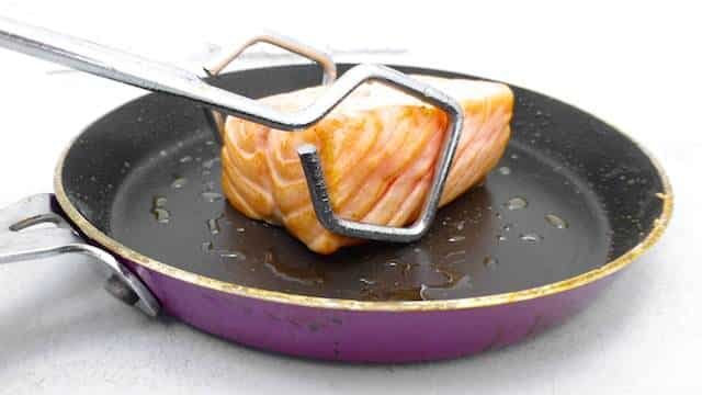 Super easy salmon tataki: a Japanese carpaccio of quickly seared salmon served chilled with a fresh sesame dressing! What a fantastic appetite booster!